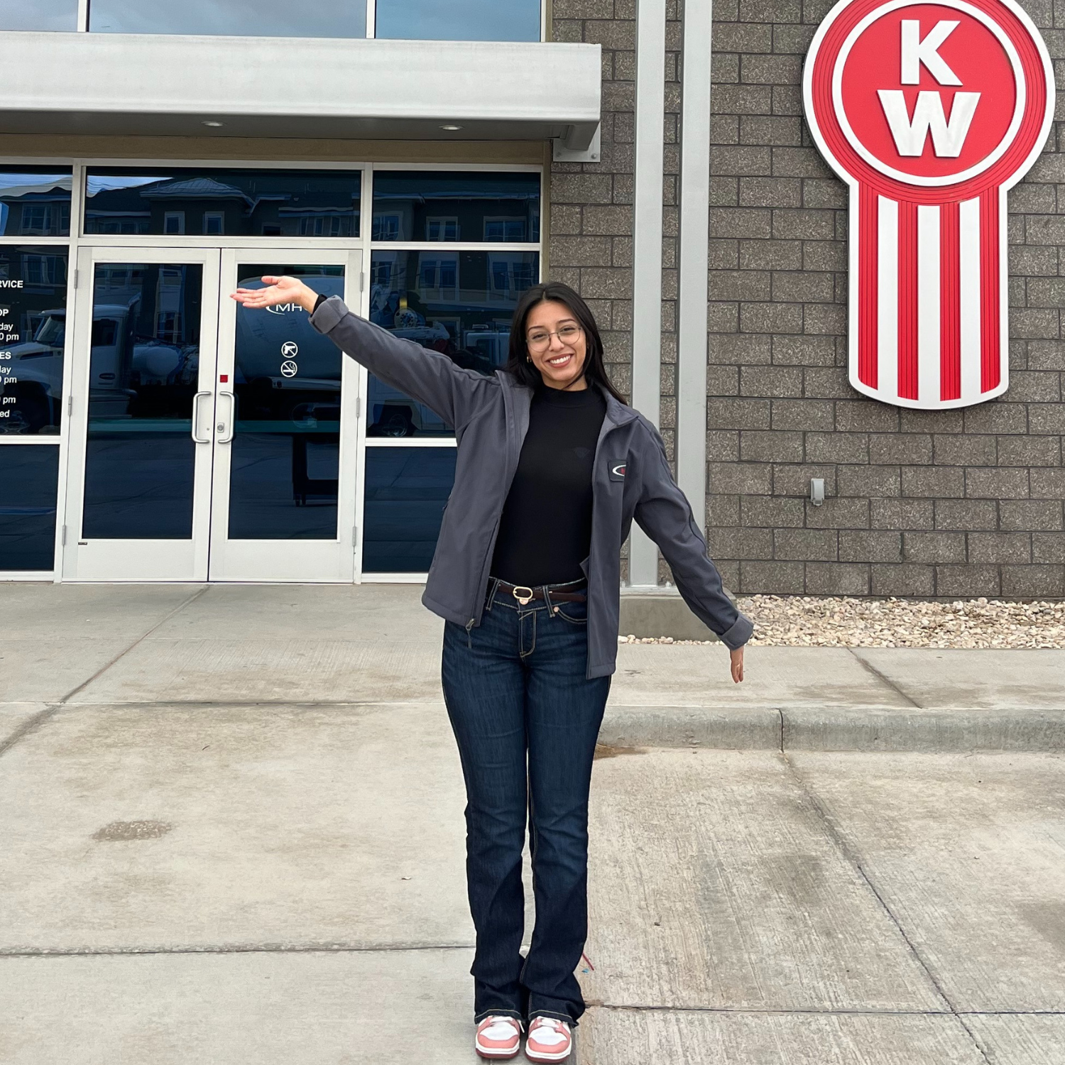 Arianna is an intern at MHC Kenworth